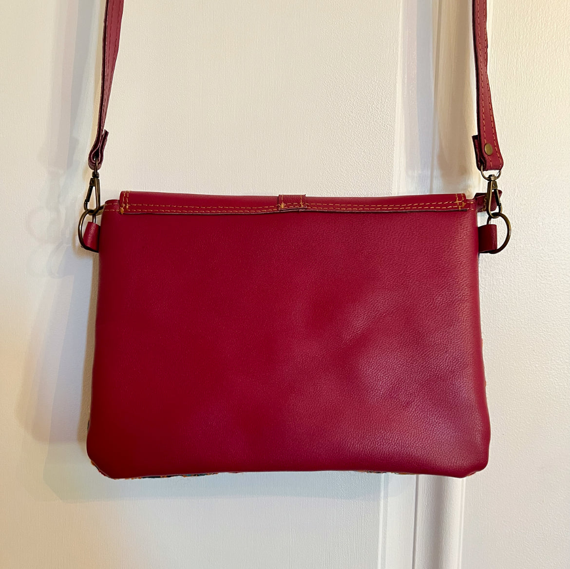 Yara Crossbody (Berry)